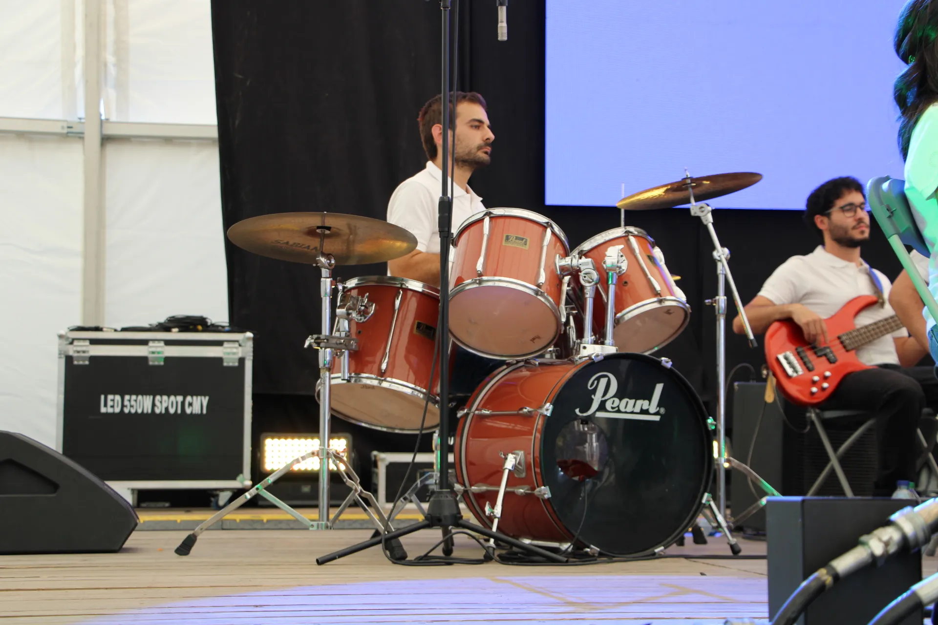 Baterista e baixista da Orquestra Ligeira de Alpedriz em palco