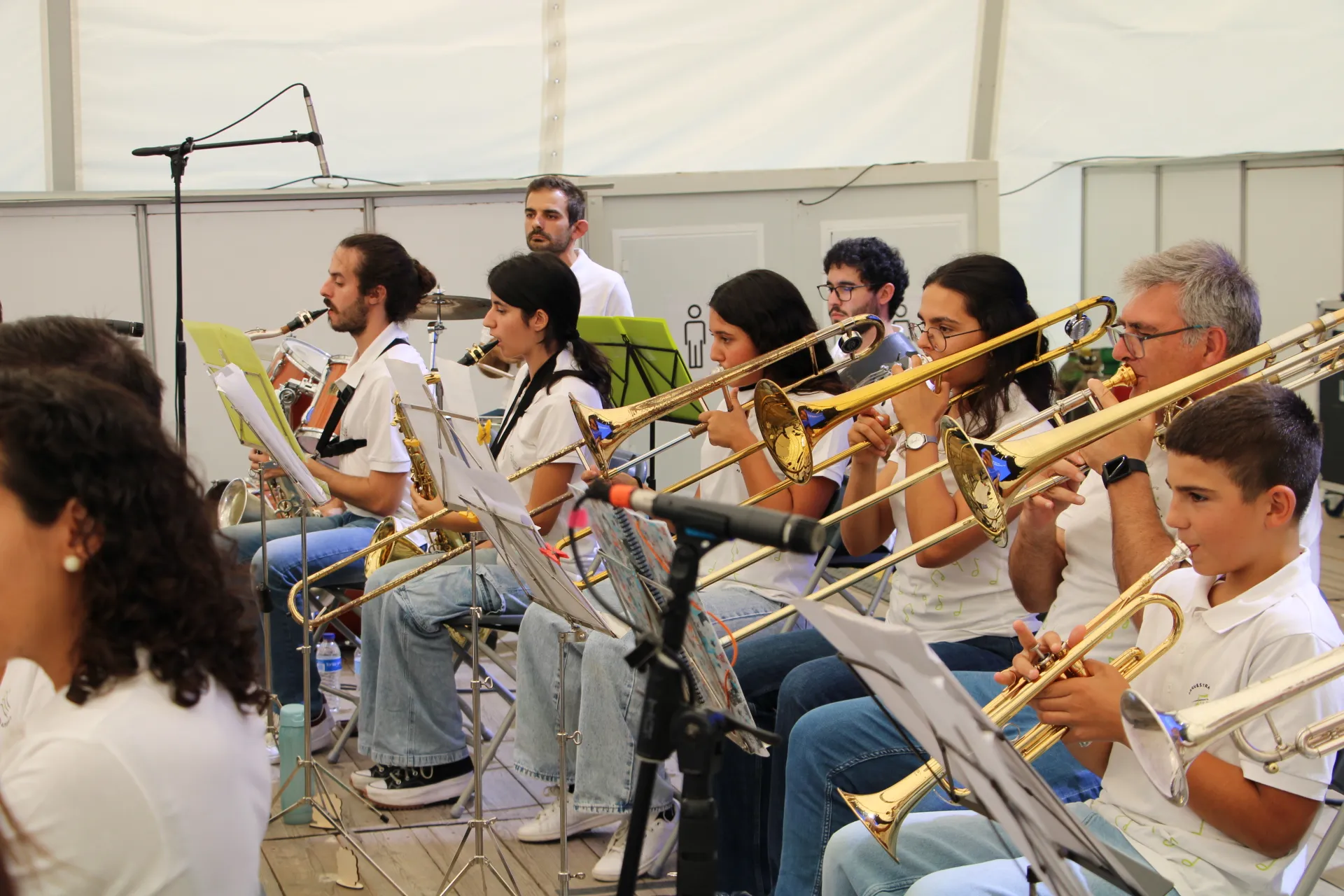 Naipe de metais da Orquestra Ligeira de Alpedriz — trombones e trompetes, de jovens a adultos