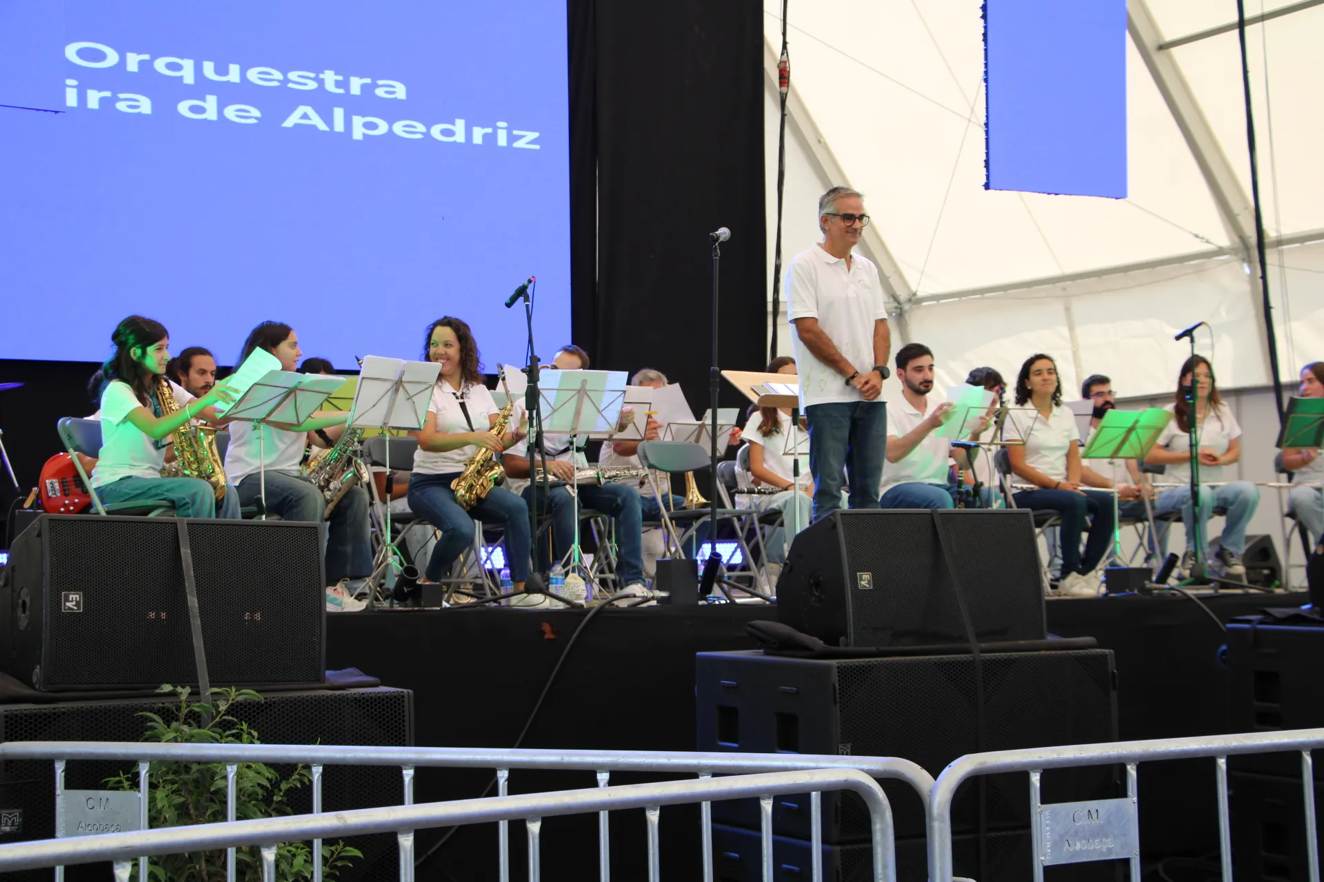 Vista geral da Orquestra Ligeira de Alpedriz em palco durante uma atuação