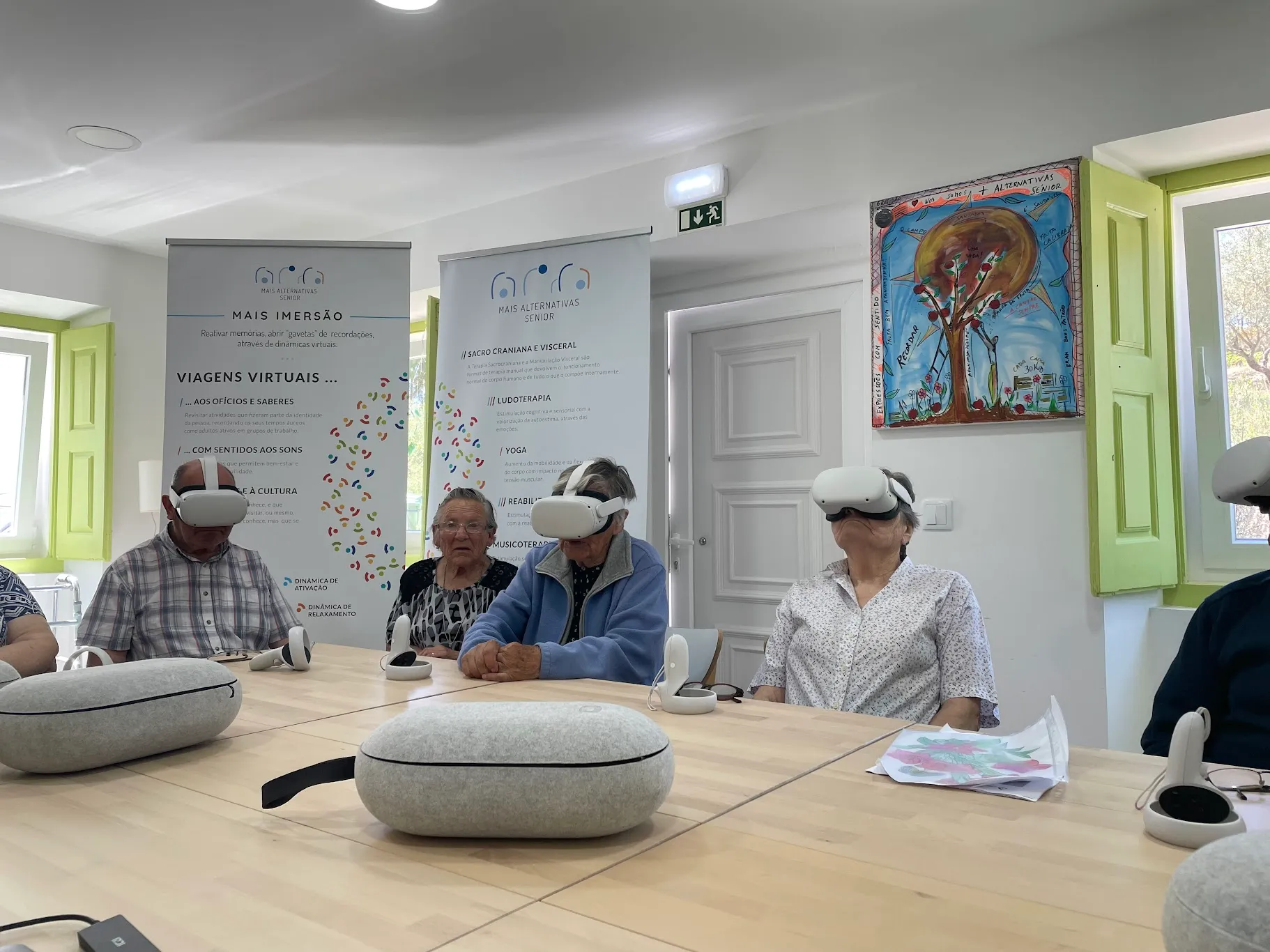 Idoso a utilizar óculos de realidade virtual na URA
